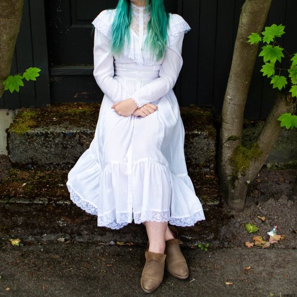 White gunnesax prarie dress with buttons down the front - Picture 4 of 8